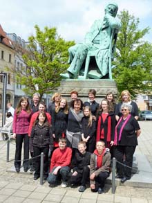 Das Zupforchester am Schumanndenkmal in Zwickau